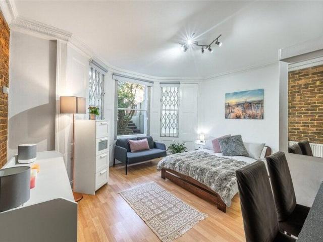 Apartment for sale in Cat Hill, England