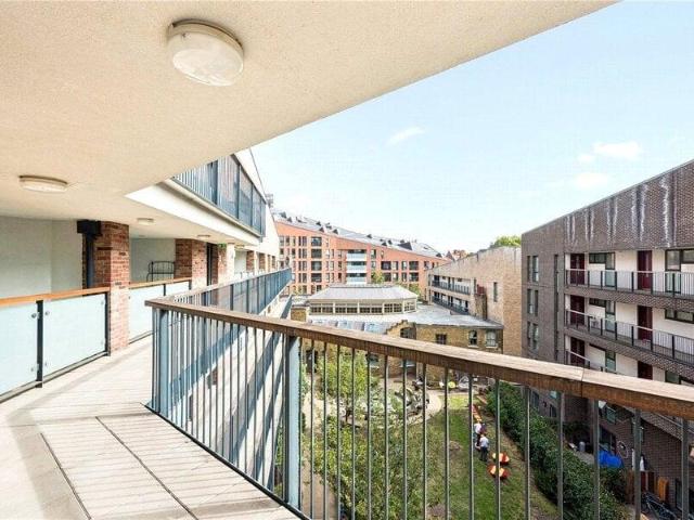 Apartment for sale in Cat Hill, England