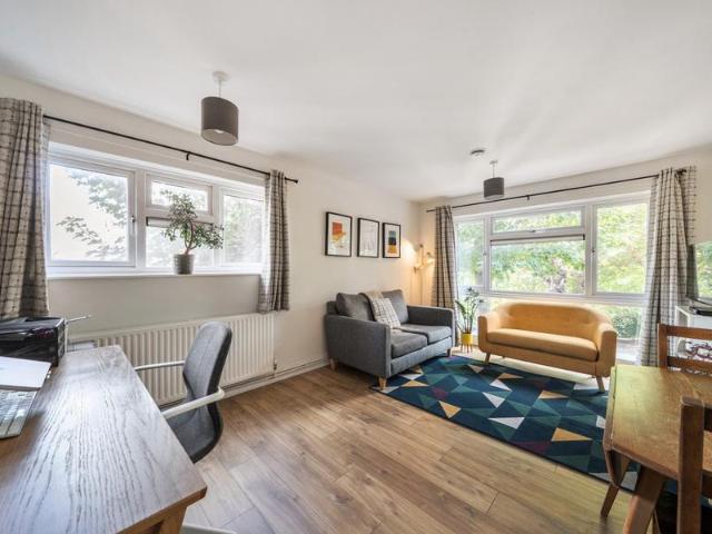 Apartment for sale in Cat Hill, England