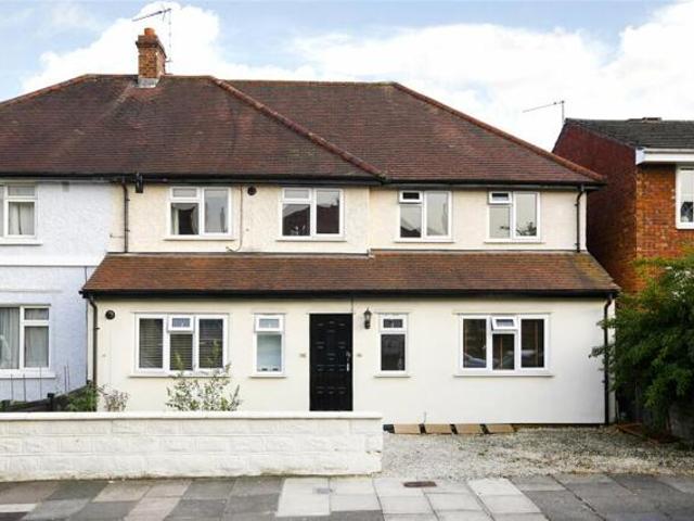Apartment for sale in Hampton Hill, Greater London