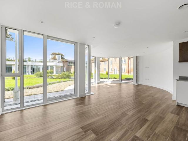 Apartment for rent in Row Town, Surrey