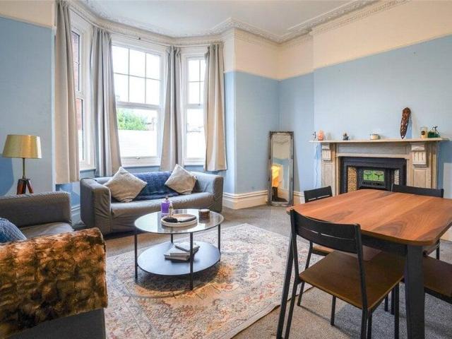 Apartment for sale in Cat Hill, England