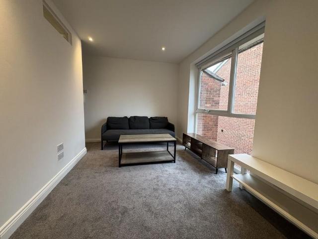 Apartment for rent in Oakleigh Park, Greater London