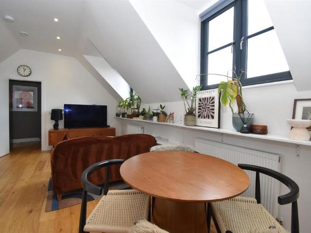 Apartment for rent in Ladyes Hills, Green Close