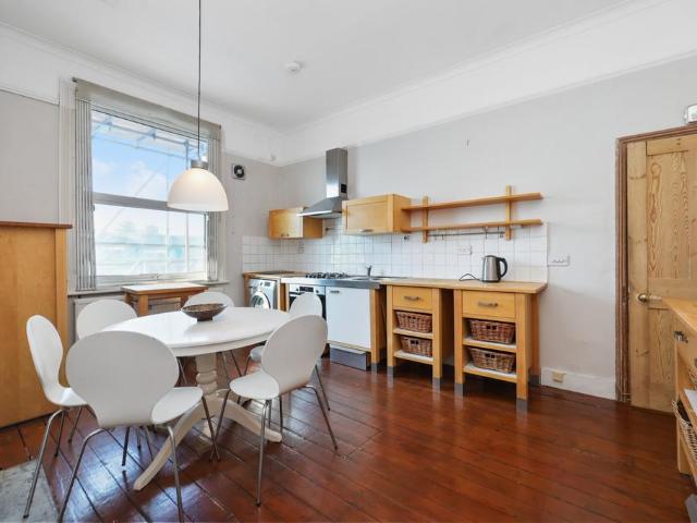Flat for rent in Mapesbury, Greater London