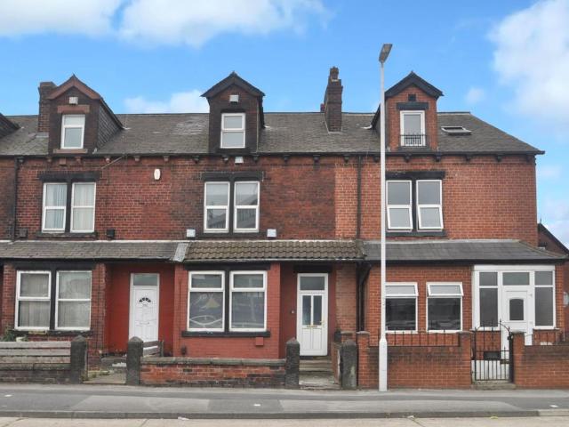 Flat for rent in East End Park, West Yorkshire