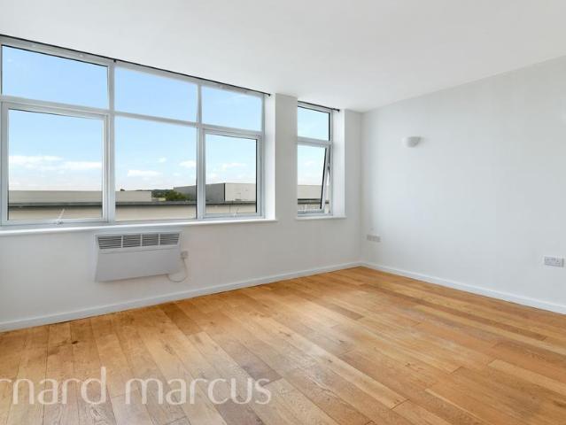 Flat for rent in London Borough of Croydon, Waddon