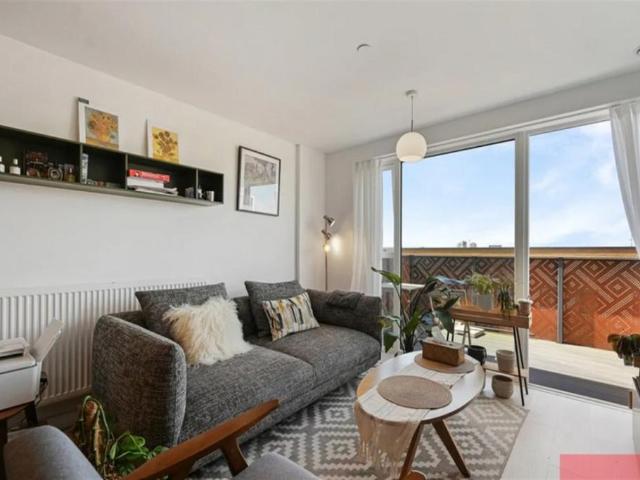Flat for rent in London Borough of Ealing, Greater London