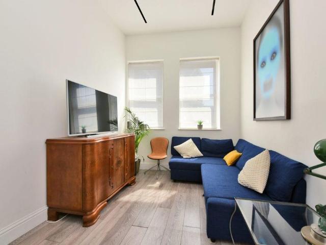 Apartment for rent in Blackhills, Surrey