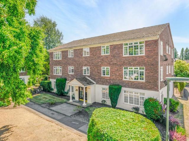 Flat for rent in Blackhills, Surrey