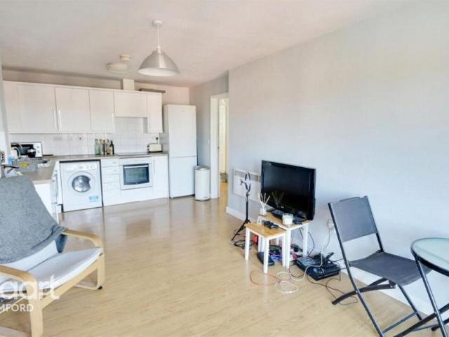 Apartment for rent in Lambourne, Epping