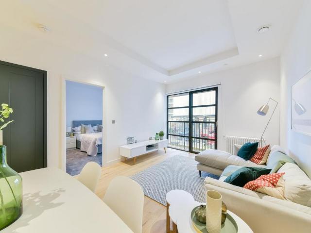 Flat for rent in London City Island, Cat Hill