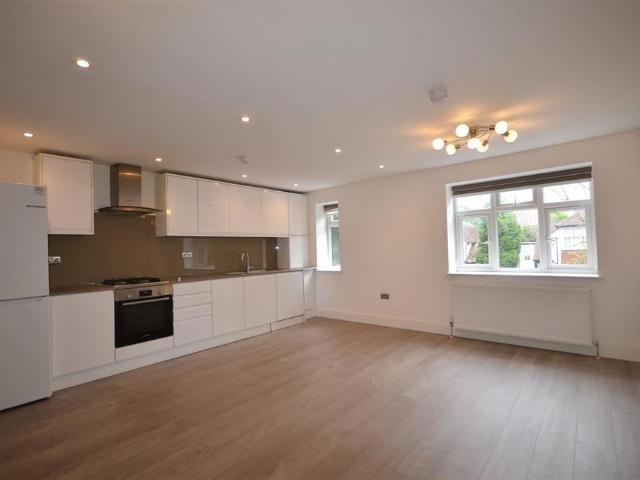 Flat for rent in Preston, Greater London