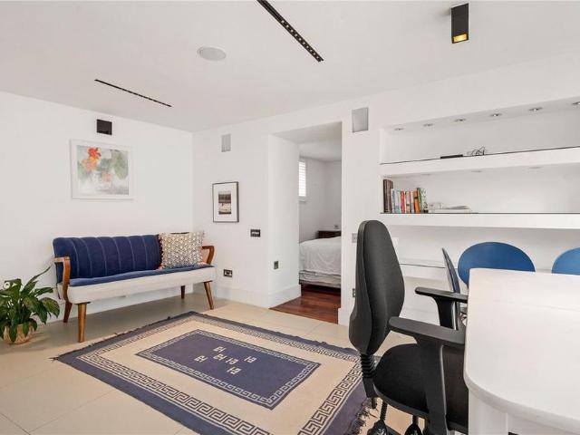 Apartment for rent in Lyons, Greater London
