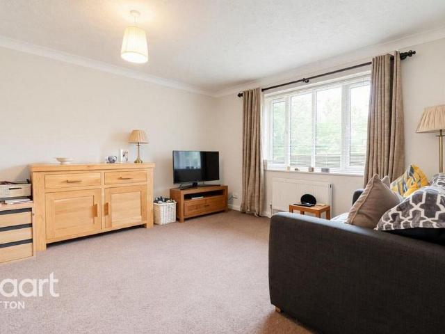 Apartment for rent in Benhilton, Greater London