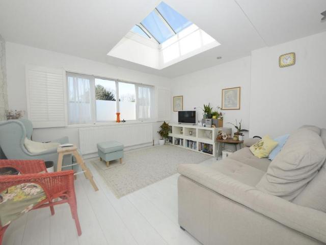 Flat for rent in Hampton Hill, Greater London