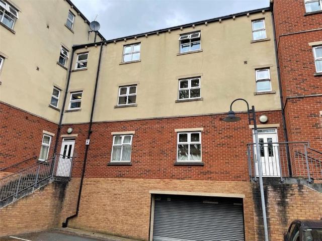 Flat for rent in Savile Park, West Yorkshire