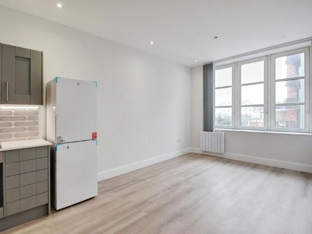 Flat for rent in Row Town, Surrey