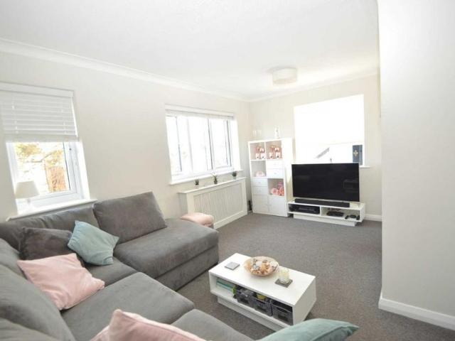 Apartment for rent in Row Town, Surrey