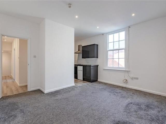 Apartment for rent in Roselands, Eastbourne