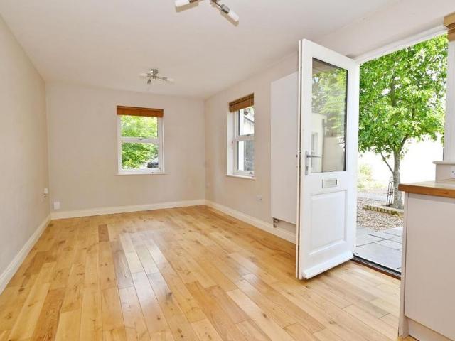 Apartment for rent in Whitton, Greater London