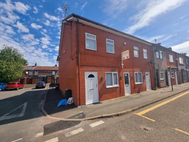 Flat for rent in Worsley Brow, St Helens