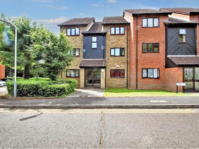 Flat for rent in London Borough of Hillingdon, Greater London