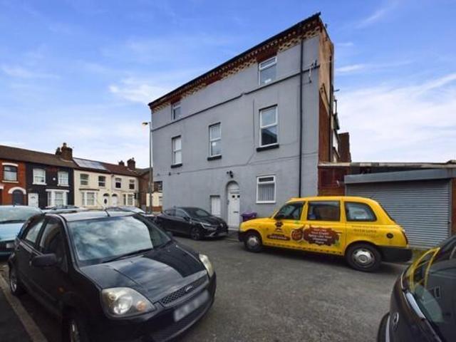 Flat for rent in Calderstones