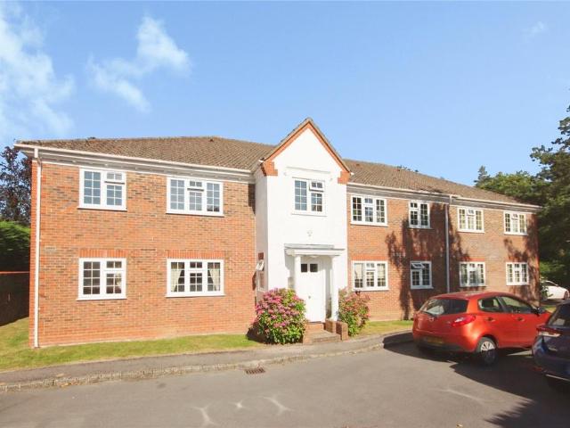 Flat for rent in Heol-las, Surrey