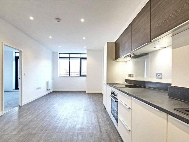 Apartment for rent in Row Town, Surrey