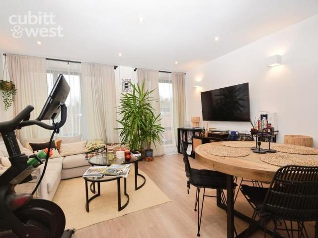 Apartment for rent in Pachesham Park, Surrey