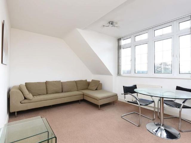 Apartment for rent in Row Town, Surrey