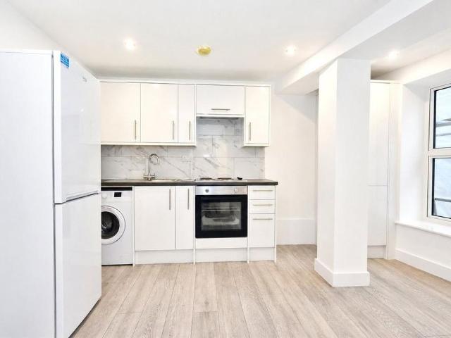 Apartment for rent in Horsell, Woking