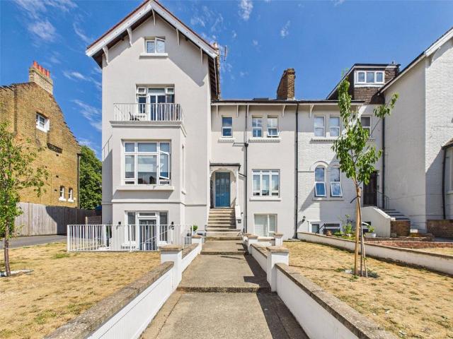 Flat for rent in Strawberry Hill, Greater London