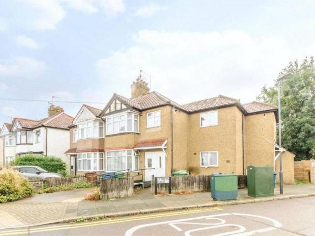 Apartment for rent in Harrow Weald, Greater London