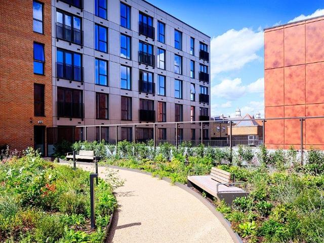Flat for rent in Red Hill, Surrey