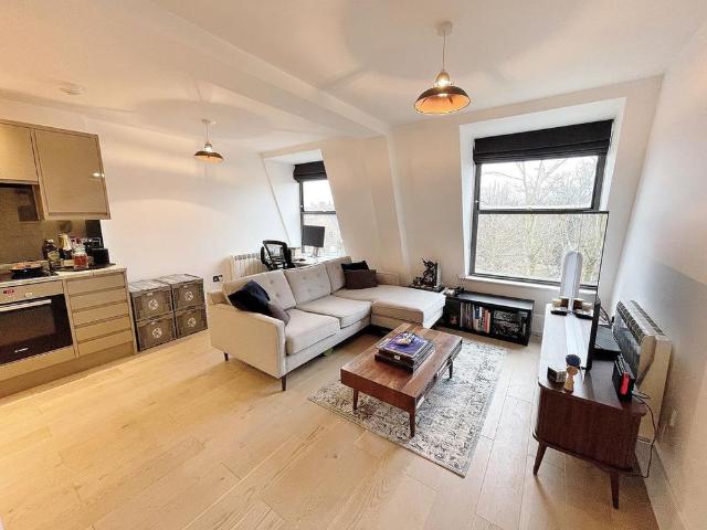 Apartment for rent in Weybridge, Elmbridge