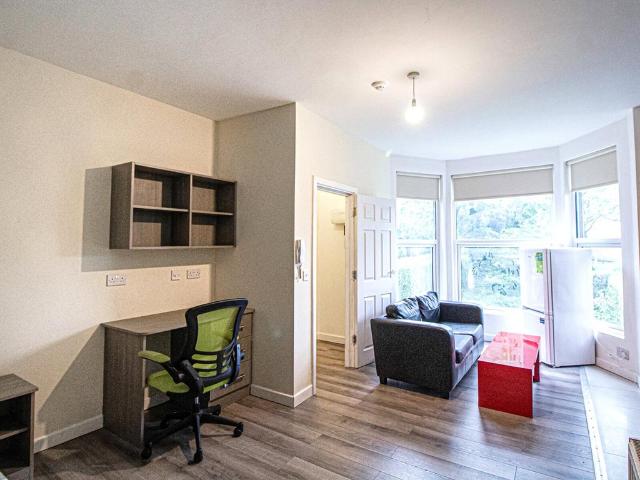 Flat for rent in Hyde Park, West Yorkshire