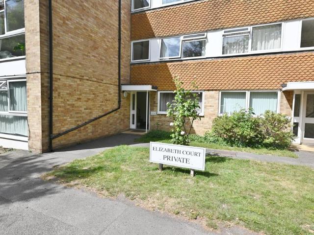 Flat for rent in Hampton Hill, Greater London