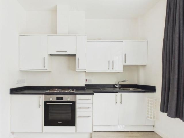 Flat for rent in Heol-las, Surrey