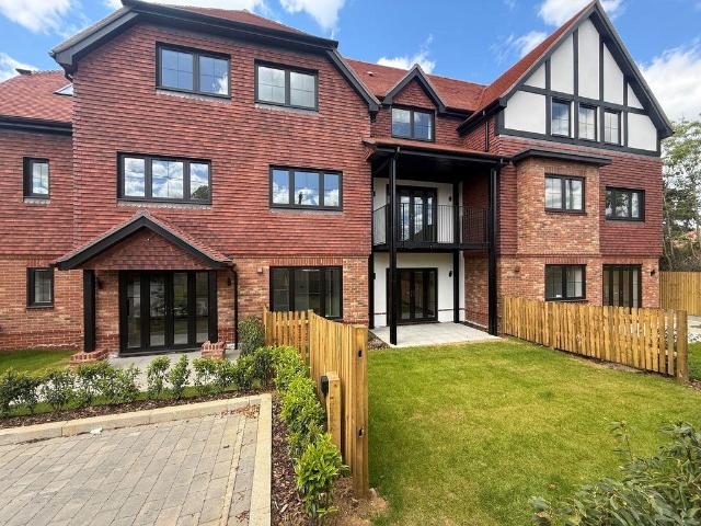 Flat for rent in Hillview, Surrey