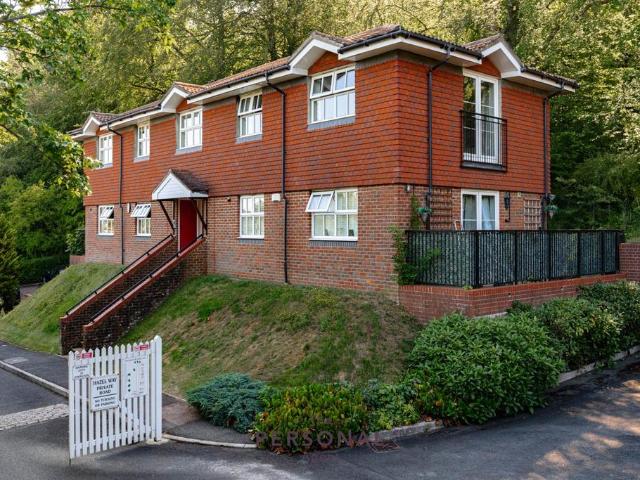 Flat for rent in Red Hill, Surrey