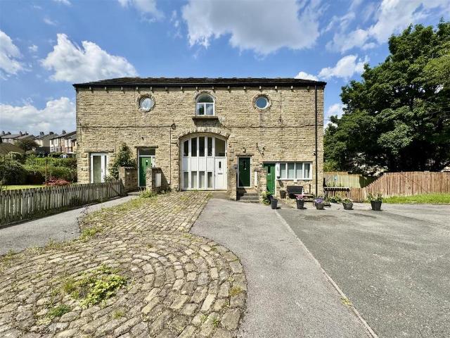 Flat for rent in Longwood, West Yorkshire