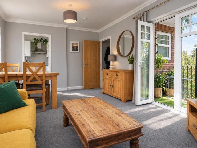 Apartment for rent in Pachesham Park, Surrey