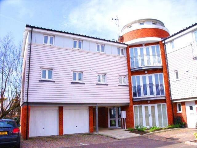 Flat for rent in Barracks, The Bridge