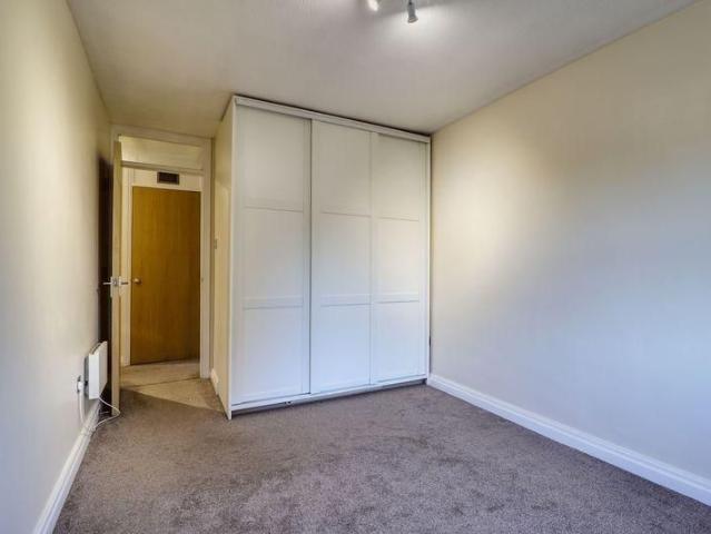 Apartment for rent in Heol-las, Surrey