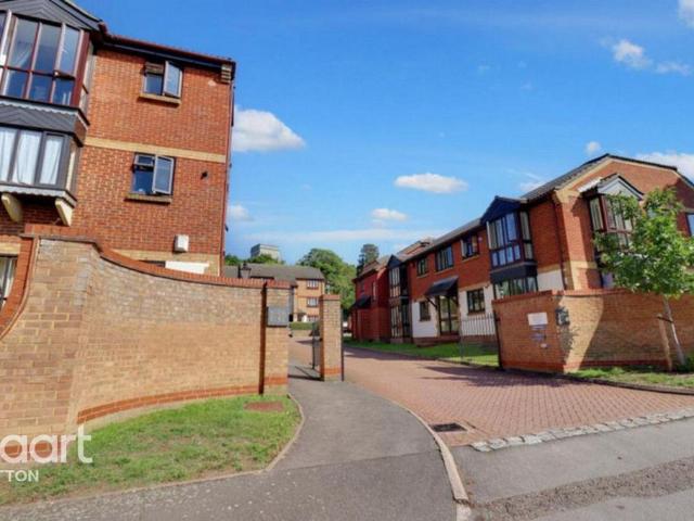 Flat for rent in Benhilton, Greater London