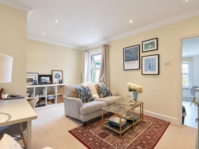 Apartment for rent in Weybridge, Elmbridge