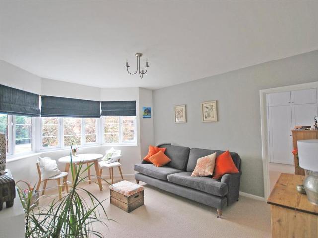 Flat for rent in London Borough of Richmond upon Thames, Greater London