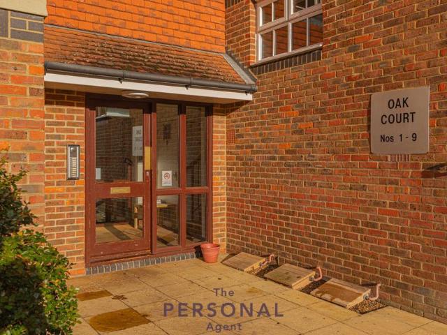 Flat for rent in Red Hill, Surrey